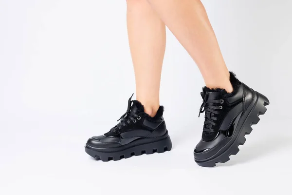 Modieuze Zwarte Sneakers Benen Van Een Vrouw Studio Een Witte — Stockfoto