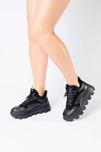 Модные Черные Кроссовки Ногах Женщины Студии Белом Фоне Ноги Молодой — стоковое фото