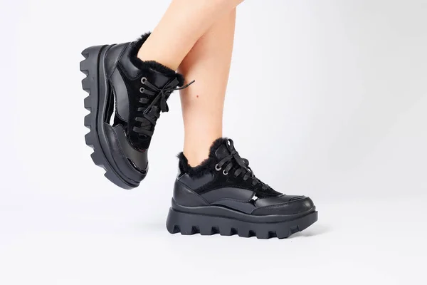 Modieuze Zwarte Sneakers Benen Van Een Vrouw Studio Een Witte — Stockfoto
