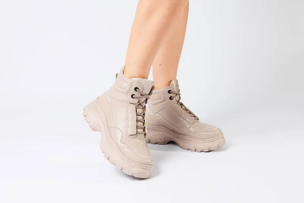 Patas Femeninas Piel Beige Zapatos Nueva Colección Sobre Fondo Blanco —  Fotos de Stock