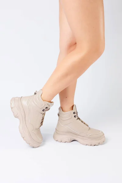 Pernas Femininas Sapatos Couro Bege Nova Coleção Fundo Branco Pernas — Fotografia de Stock