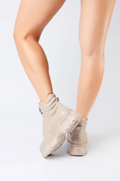 Patas Femeninas Piel Beige Zapatos Nueva Colección Sobre Fondo Blanco —  Fotos de Stock