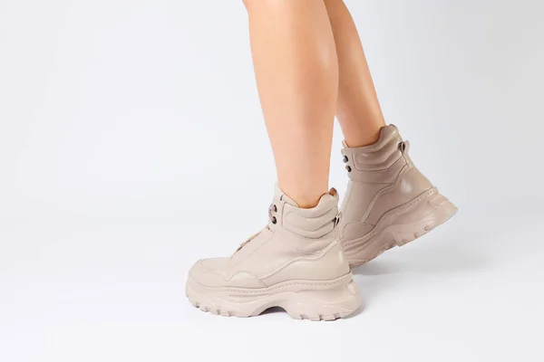 Gambe Femminili Pelle Beige Della Nuova Collezione Sfondo Bianco Gambe — Foto Stock