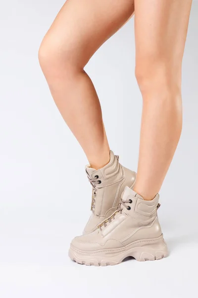 Jambes Féminines Cuir Beige Nouvelle Collection Sur Fond Blanc Jambes — Photo