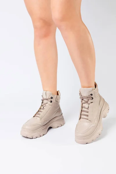 Patas Femeninas Piel Beige Zapatos Nueva Colección Sobre Fondo Blanco — Foto de Stock