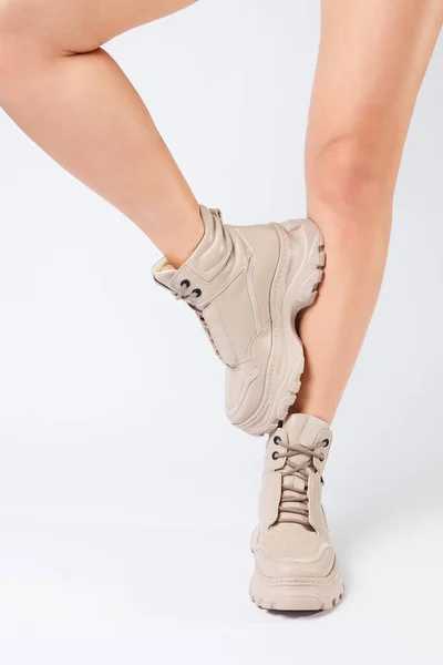 Yeni Koleksiyonun Bej Renkli Deri Ayakkabıları Içindeki Kadın Bacakları Beyaz — Stok fotoğraf