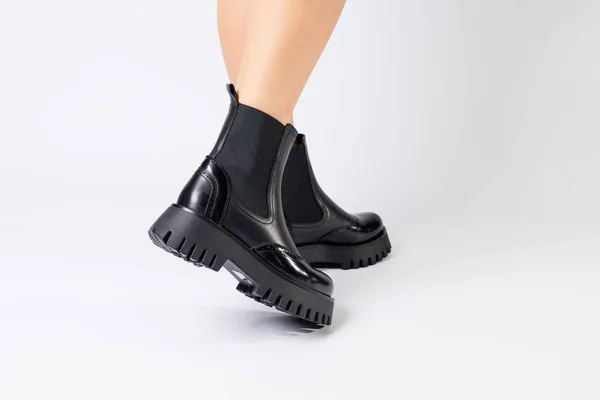 女性の靴の新しいコレクション春2022 新しい靴の女の子の足 黒いブーツの脚 本革で作られた低ランニングブーツ — ストック写真