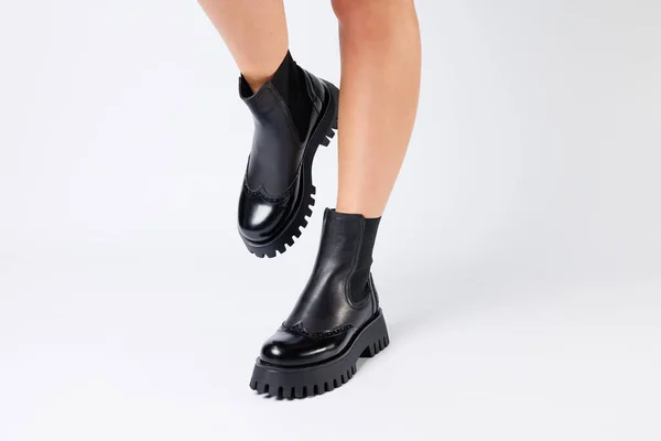 女性の靴の新しいコレクション春2022 新しい靴の女の子の足 黒いブーツの脚 本革で作られた低ランニングブーツ — ストック写真