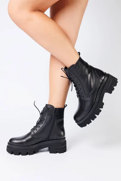 Vrouw Trendy Zwarte Schoenen Een Witte Achtergrond Close Damesbenen Stijlvolle — Stockfoto