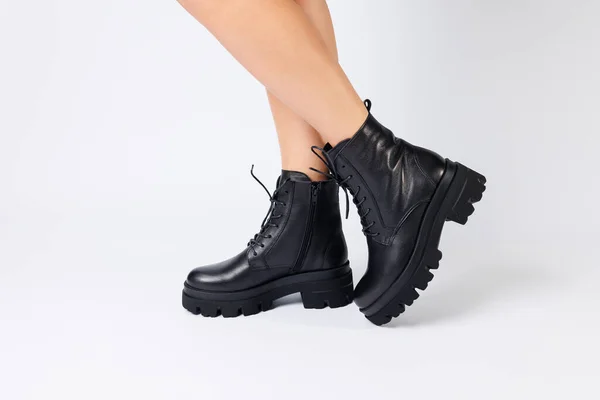 Vrouw Trendy Zwarte Schoenen Een Witte Achtergrond Close Damesbenen Stijlvolle — Stockfoto