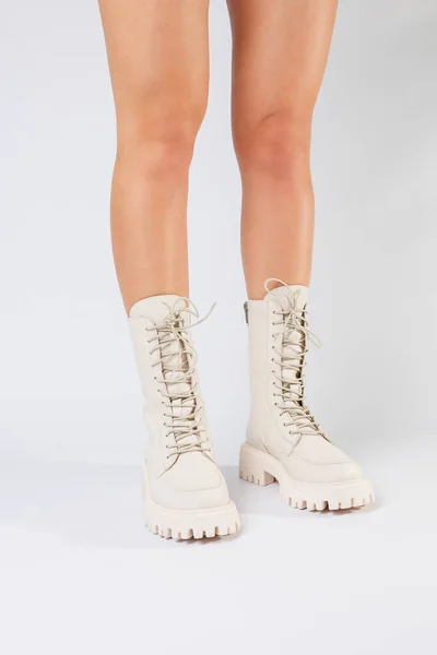 女腿在白色背景的时尚皮鞋系列中 春季女鞋系列 — 图库照片