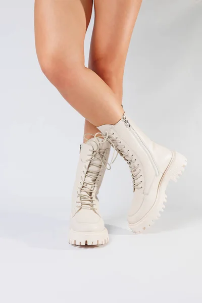 Dámské Nohy Sbírce Módních Kožených Bílých Bot Bílém Pozadí Jarní — Stock fotografie