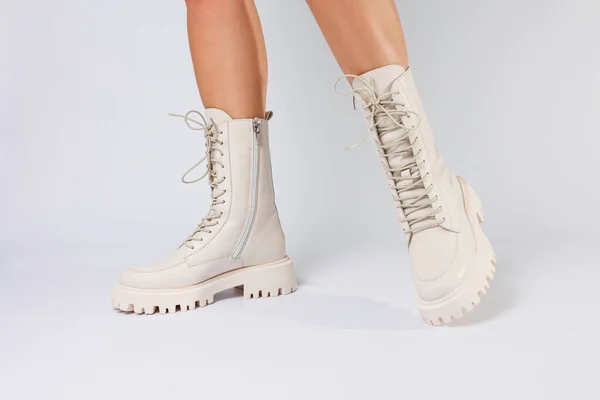 Pernas Mulher Uma Coleção Sapatos Brancos Couro Moda Fundo Branco — Fotografia de Stock