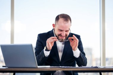 Şirketteki deli adam ofisteki bilgisayarın başında oturuyor ve çıldırıyor, masadaki adamın duygusal portresi. İşyerindeki çılgın işçi.