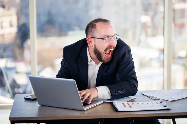 Louco Corporativo Está Sentado Computador Escritório Enlouquecendo Retrato Emocional Homem — Fotografia de Stock