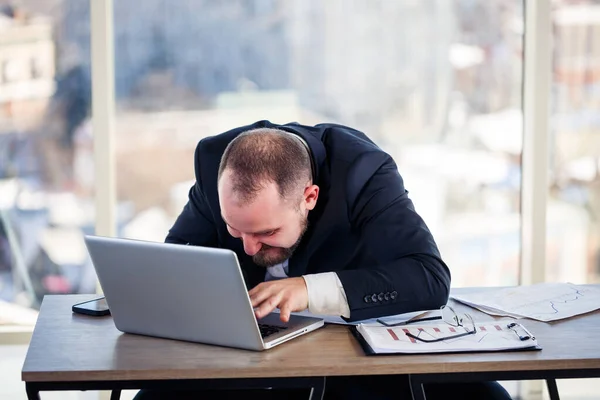 Εταιρικός Τρελός Κάθεται Στον Υπολογιστή Στο Γραφείο Και Τρελαίνεται Συναισθηματικό — Φωτογραφία Αρχείου