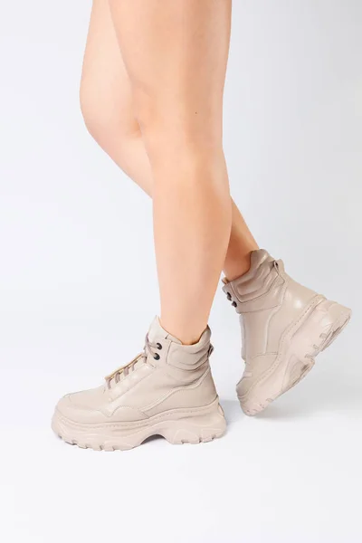 Yeni Koleksiyonun Bej Renkli Deri Ayakkabıları Içindeki Kadın Bacakları Beyaz — Stok fotoğraf