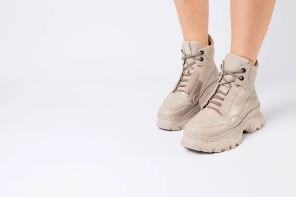 Patas Femeninas Piel Beige Zapatos Nueva Colección Sobre Fondo Blanco —  Fotos de Stock
