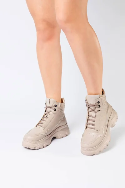 Pernas Femininas Sapatos Couro Bege Nova Coleção Fundo Branco Pernas — Fotografia de Stock