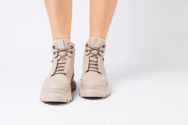Γυναικεία Πόδια Μπεζ Δερμάτινα Παπούτσια Από Νέα Συλλογή Λευκό Φόντο — Φωτογραφία Αρχείου