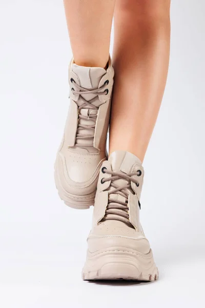 Γυναικεία Πόδια Μπεζ Δερμάτινα Παπούτσια Από Νέα Συλλογή Λευκό Φόντο — Φωτογραφία Αρχείου