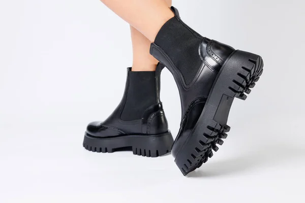 Yeni Bir Kadın Ayakkabısı Koleksiyonu 2022 Yeni Bir Kızın Bacakları — Stok fotoğraf
