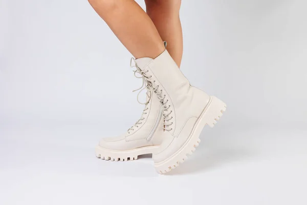 Pernas Mulher Uma Coleção Sapatos Brancos Couro Moda Fundo Branco — Fotografia de Stock