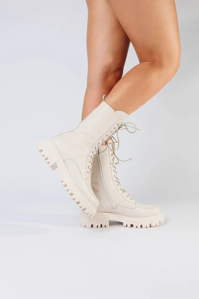 Pernas Mulher Uma Coleção Sapatos Brancos Couro Moda Fundo Branco — Fotografia de Stock