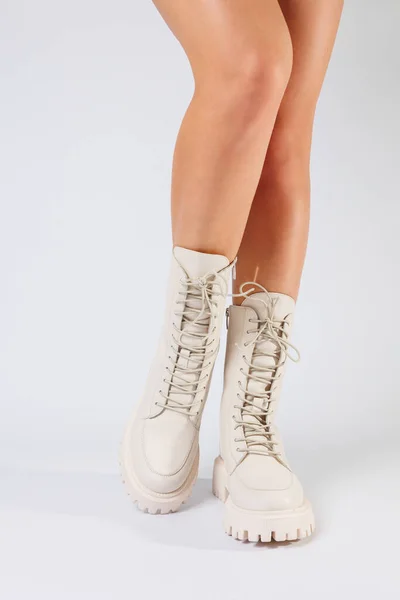 Женские Ноги Коллекции Модных Кожаных Белых Туфель Белом Фоне Весенняя — стоковое фото