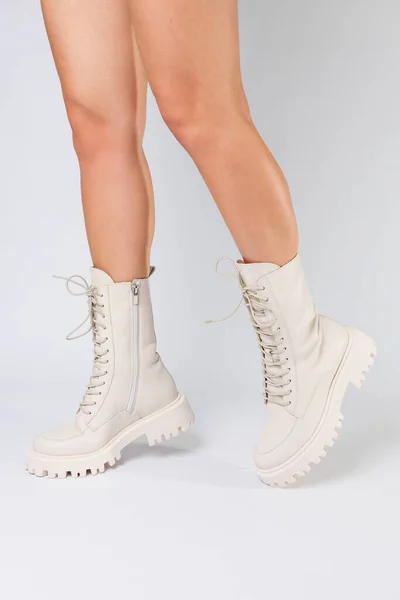 白い背景にファッショナブルな革の白い靴のコレクションの女性の足 女性の靴の春のコレクション — ストック写真