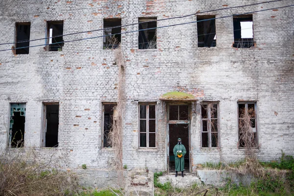 Koruyucu Giysiler Içinde Bir Dozimetrist Bilim Adamı Gaz Maskesi Tehlike — Stok fotoğraf