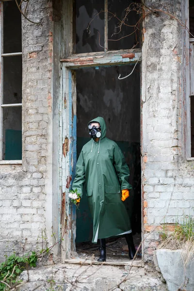 Dosimetrist Scientist Protective Clothing Gas Mask Examines Danger Zone Close — Stock Photo, Image
