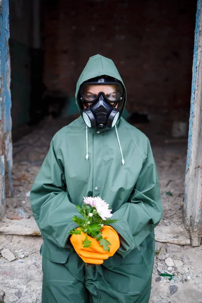 Egy Dozimetrikus Tudós Védőruhában Gázálarcban Vizsgálja Veszélyzónát Közelkép Virág Kézben — Stock Fotó