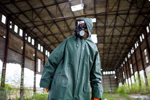 Ένας Άντρας Προστατευτική Μάσκα Και Προστατευτική Ενδυμασία Εξερευνά Την Επικίνδυνη — Φωτογραφία Αρχείου