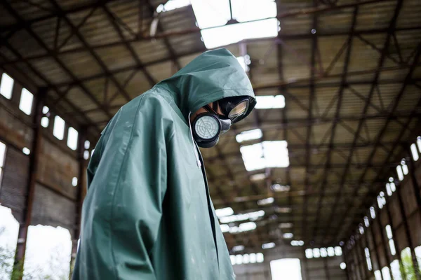 Hombre Con Una Máscara Protectora Ropa Protectora Explora Zona Peligro —  Fotos de Stock