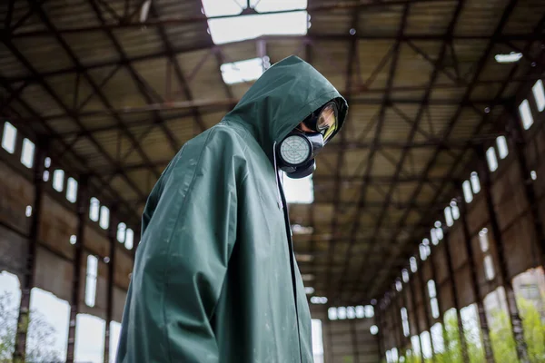 Hombre Con Una Máscara Protectora Ropa Protectora Explora Zona Peligro — Foto de Stock
