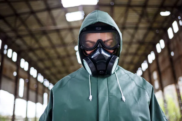 Ένας Άντρας Προστατευτική Μάσκα Και Προστατευτική Ενδυμασία Εξερευνά Την Επικίνδυνη — Φωτογραφία Αρχείου