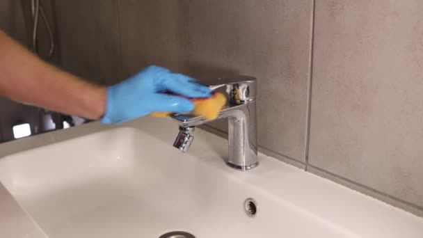 Εταιρεία Καθαρισμού Καθαρίζει Μπάνιο Βοήθεια Των Επαγγελματικών Προϊόντων Για Την — Αρχείο Βίντεο