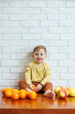 Gülümseyen çocuk taze, sulu bir kırmızı elma yer. Küçük çocuklar için sağlıklı meyveler. Çocuk meyve ve sebze yiyor..