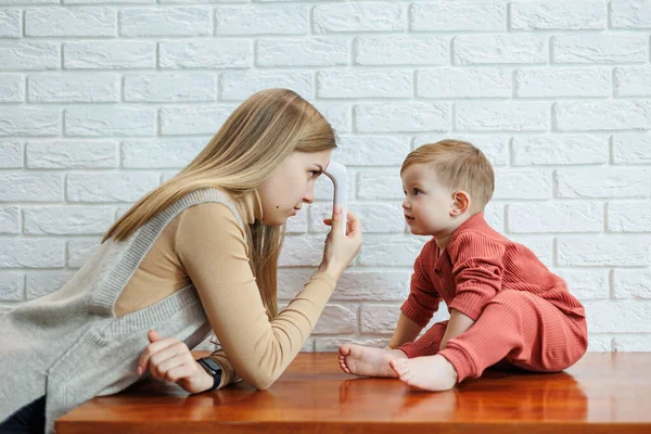 Mère Enfant Mesurent Température Corporelle Avec Thermomètre Électrique Thermomètre Sans — Photo