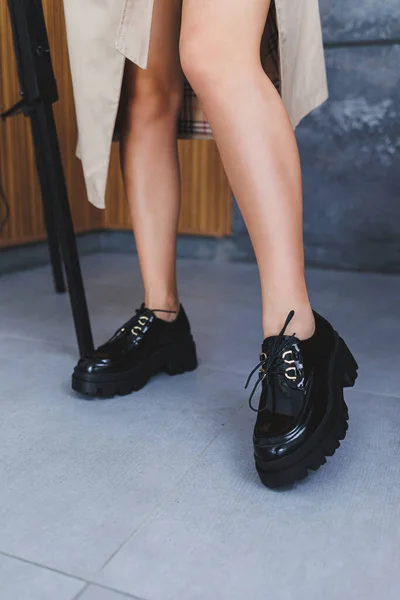Una Mujer Joven Con Piernas Delgadas Hermosas Zapatos Cuero Negro — Foto de Stock