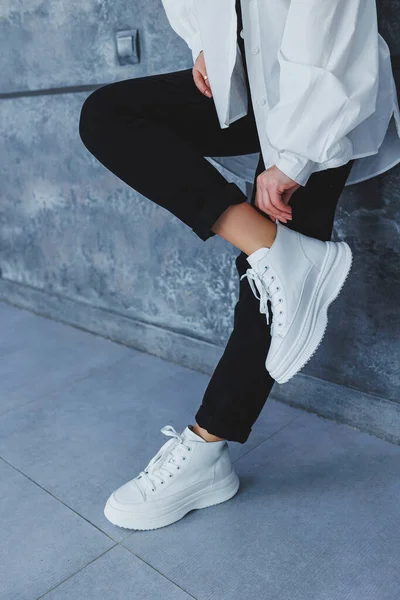 Patas Mujer Pantalones Negros Zapatillas Cuero Blanco Estilo Casual Moderno — Foto de Stock