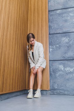 İnce bacaklı kadın ayakkabıları, moda tarzı, bej rengi, instagram trendleri, günlük tarz. Kadınlar için yeni ayakkabı koleksiyonu