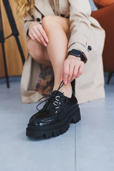 Una Mujer Joven Con Piernas Delgadas Hermosas Zapatos Cuero Negro — Foto de Stock