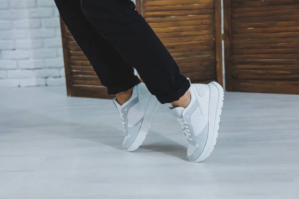 Bacaklı Güzel Kadın Ayakkabıları Deri Beyaz Spor Ayakkabılar Bir Odanın — Stok fotoğraf
