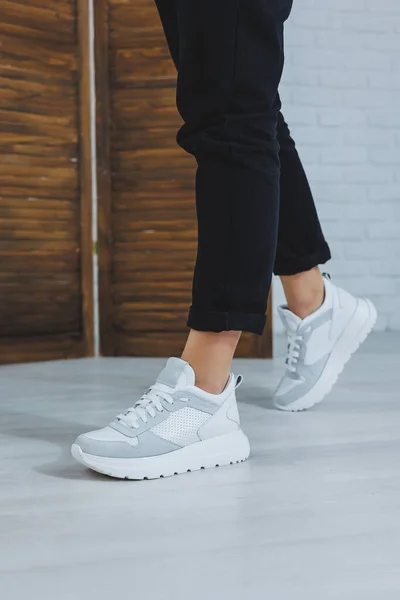 Hermosos Zapatos Mujer Con Piernas Zapatillas Blancas Cuero Interior Una — Foto de Stock
