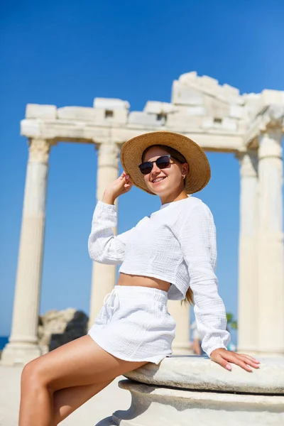 Young Slender Tanned Woman White Shorts Shirt Wearing Sunglasses Hat — Stock Photo, Image