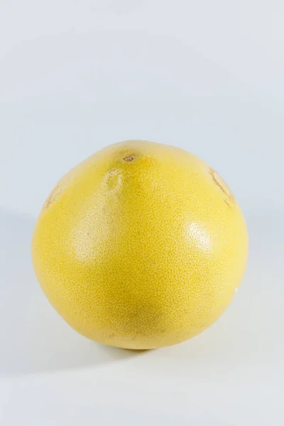 Fruta Pomelo Isolada Sobre Fundo Branco Citrinos Tropicais Exóticos — Fotografia de Stock