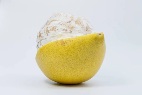 Fruta Pomelo Isolada Sobre Fundo Branco Citrinos Tropicais Exóticos — Fotografia de Stock