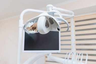 Modern diş sağlığı kliniği, diş hekimlerinin kullandığı diğer aksesuarlar..